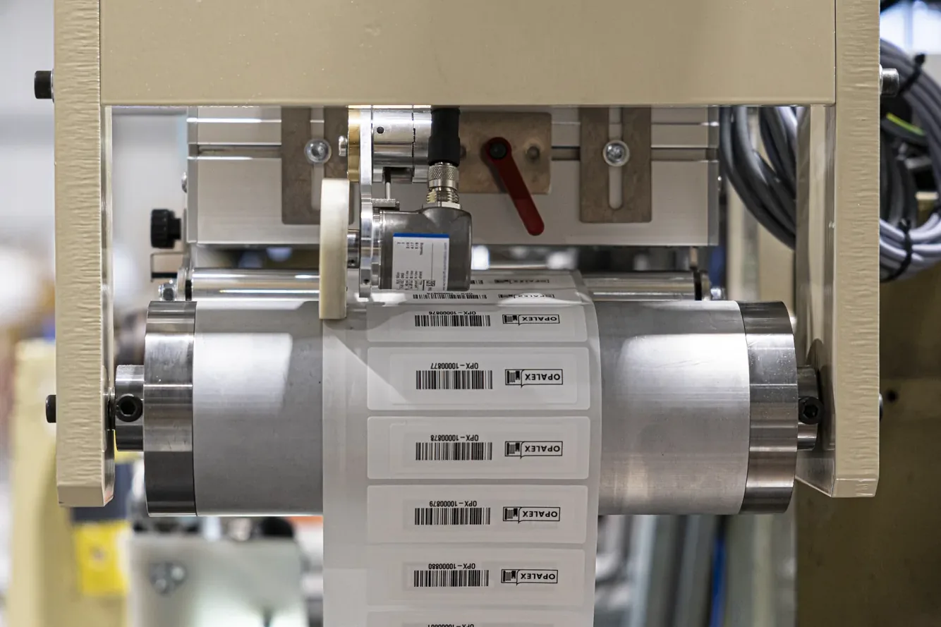 Système d'inspection en ligne contrôlant les étiquettes en sortie de machine