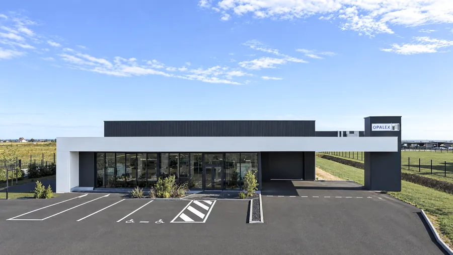 La façade du site Opalex à Châteaudun, avec son enseigne
