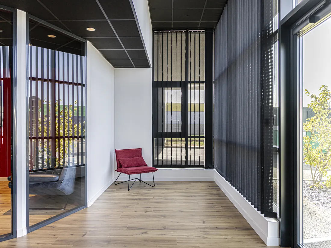Le hall d'accueil d'Opalex, éclairé par ses baies vitrées