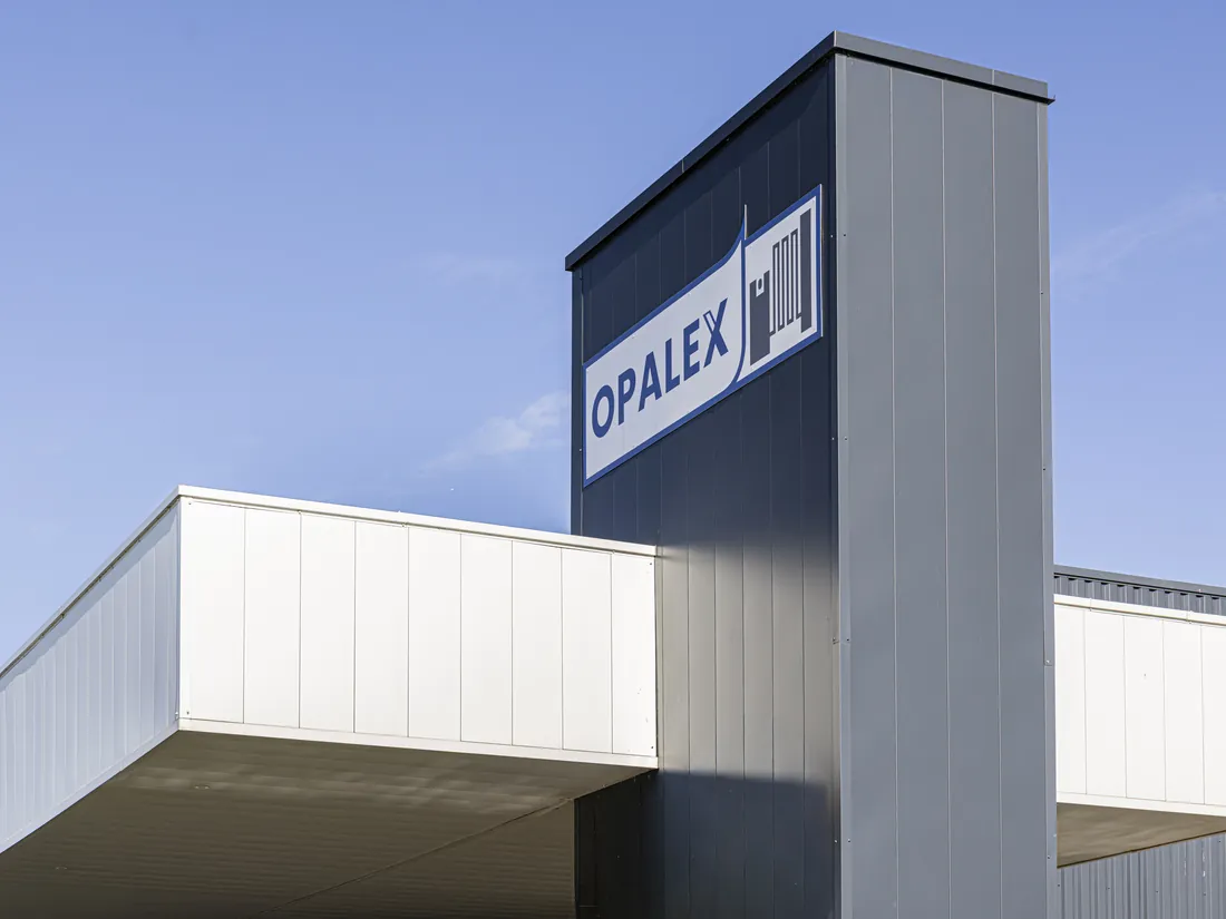 L'enseigne Opalex sur la façade du bâtiment livré en 2023