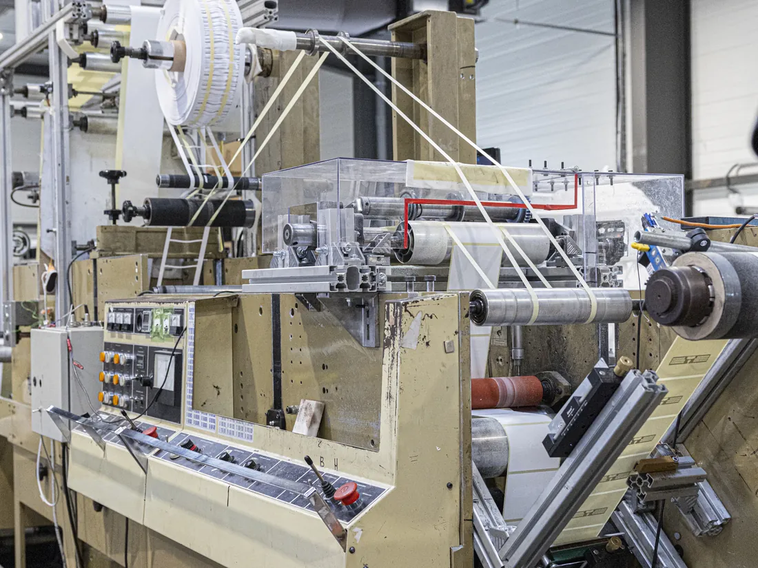 Ligne de transformation d'inlays RFID dans l'atelier Opalex
