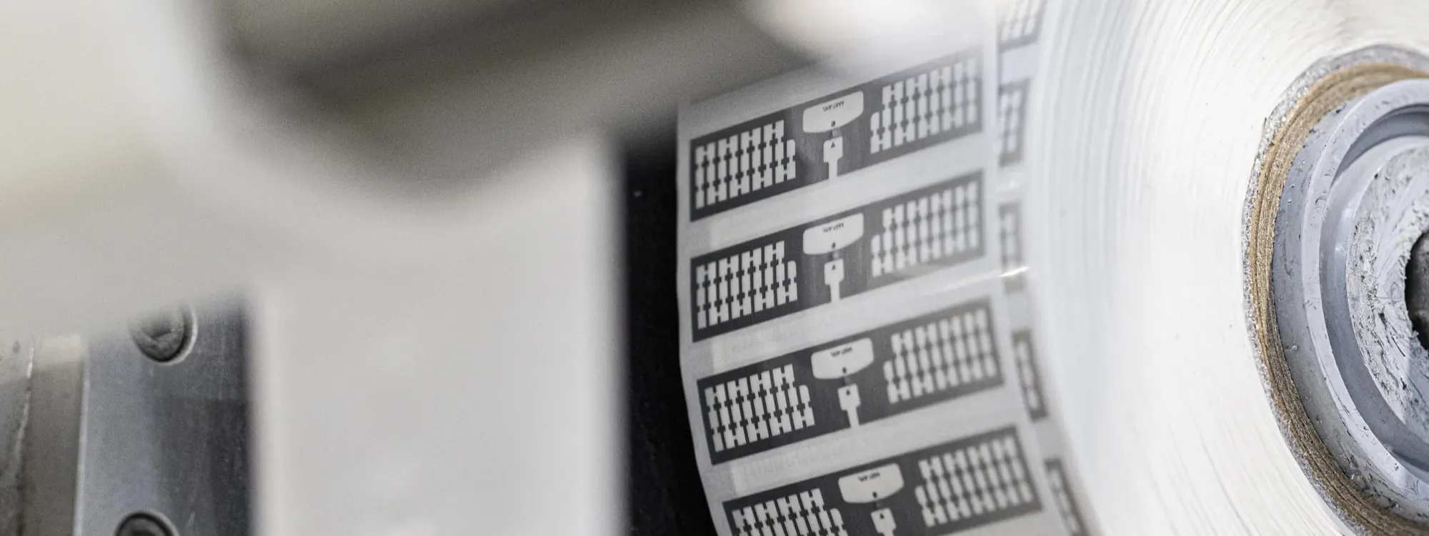 Bobine d'inlays RFID UHF s'enroulant en sortie de machine