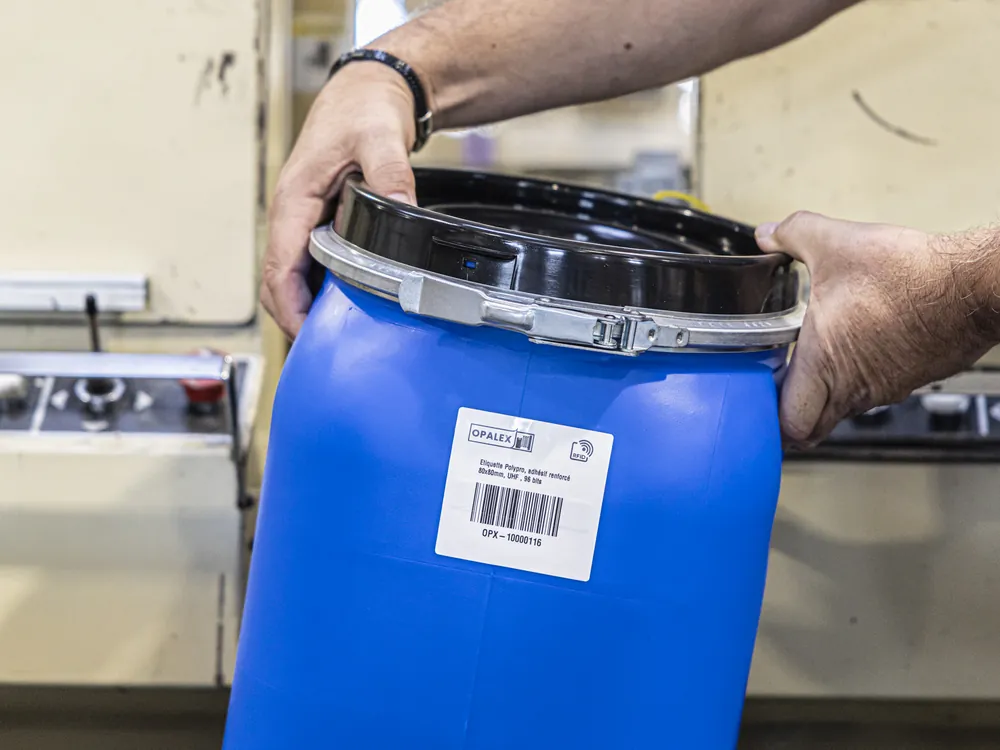 Étiquette RFID UHF Opalex posée sur un fût industriel bleu