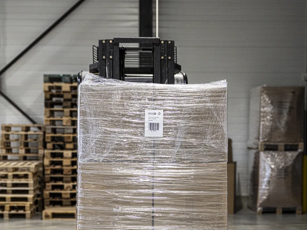 Étiquette RFID UHF Opalex sur une palette filmée, en zone d'expédition