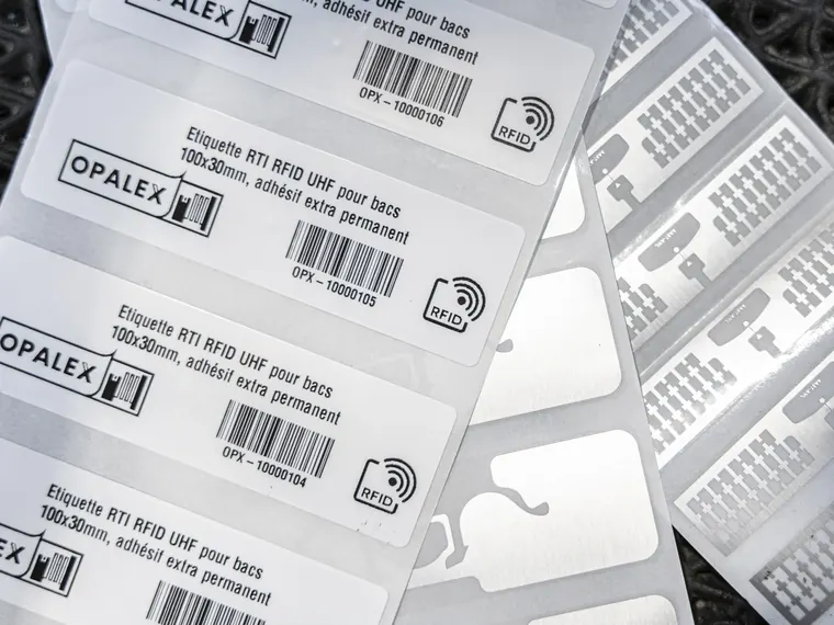Étiquettes RFID UHF Opalex imprimées et encodées, posées sur leurs inlays
