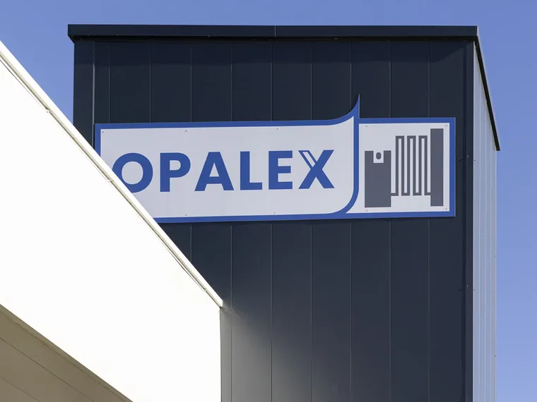L'enseigne Opalex sur la façade du site de Châteaudun