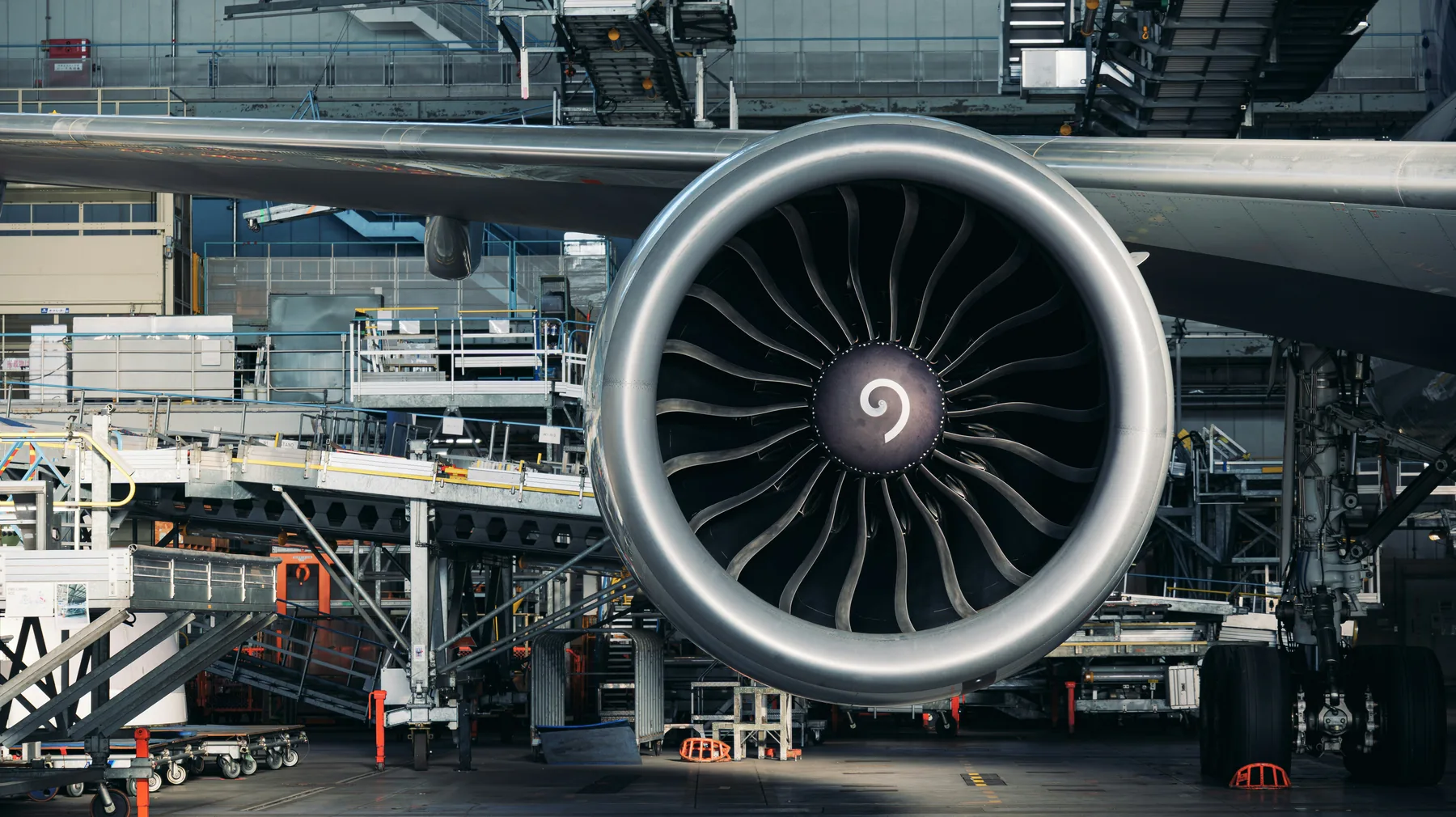Réacteur d'avion en maintenance dans un hangar